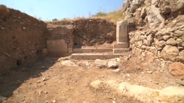 Noel 'den önce antik medeniyet şehrinin eski tarihi taş eserleri. Yeni keşfedilen ve ortaya çıkarılan tarih kalıntıları arkeolojik kazı alanında. Patara Lycia kemer kapaklı sütun kapılı tapınak Roma imparatorluğu bronz çağı UNESCO dünya mirası sahası 4K