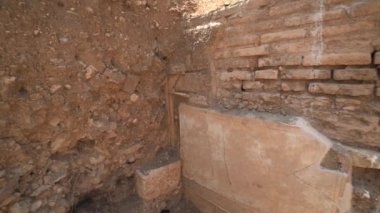 Noel 'den önce antik medeniyet şehrinin eski tarihi taş eserleri. Yeni keşfedilen ve ortaya çıkarılan tarih kalıntıları arkeolojik kazı alanında. Patara Lycia kemer kapaklı sütun kapılı tapınak Roma imparatorluğu bronz çağı UNESCO dünya mirası sahası 4K
