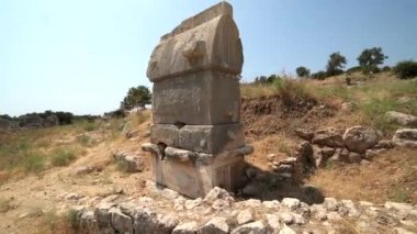 Lycian Tomb.Antik uygarlık şehrinin eski tarihi eserleri. Yeni keşfedilmiş ve ortaya çıkarılmış tarih kalıntıları arkeolojik kazı sahasında. Patara Lycia sütun kapılı tapınak UNESCO dünya mirası tarihi 4K