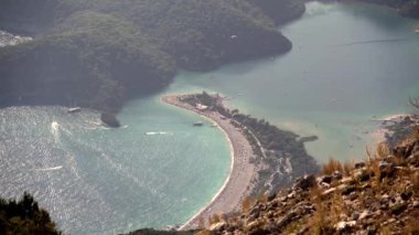 Akdeniz kıyılarının doğal güzelliklerine bakan tatil bölgesi, fethiye mugla. yaz tatili inlet deniz kıyısı heybetli huşu adası körfezi doğa manzaralı tatil bölgesi manzaralı körfez 4K körfez