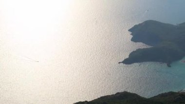 Akdeniz kıyılarının doğal güzelliklerine bakan tatil bölgesi, fethiye mugla. yaz tatili inlet deniz kıyısı heybetli huşu adası körfezi doğa manzaralı tatil bölgesi manzaralı körfez 4K körfez
