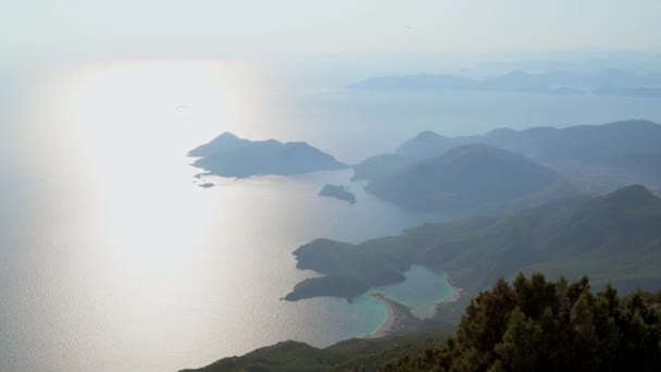 トルコの地中海沿岸の自然の美しさを見下ろすリゾートエリア Fethiyymusla ホリデー旅行夏休み入口入り江海Oludeniz雄大な畏敬の島湾自然景観ビュー休日地域旅行休暇入口入り江湾4K — ストック動画