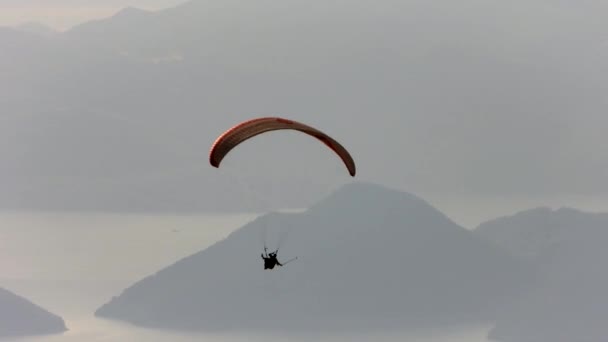Parachutespringen Met Selfie Stok Tijdens Het Vliegen Paragliding Hemel Parachute — Stockvideo