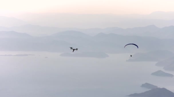 Drone Está Filmando Parapente Voando Céu Parapente Atmosfera Paraquedas Arrastar — Vídeo de Stock