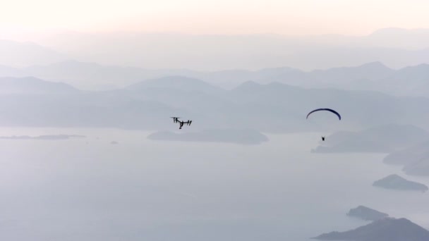 Drönare Filmar Fallskärmshoppare Flyger Himlen Skärmflygning Fallskärm Atmosfär Dra Fallskärmar — Stockvideo