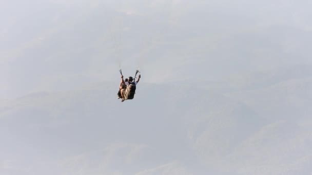 Gleitschirmflieger Fotografieren Mit Dem Selfie Stick Beim Gleitschirmfliegen Den Fallschirm — Stockvideo