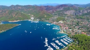 Küçük şehir evleri, güzel marina ve deniz kenarındaki bir koyda turistik botlar. Körfez körfezi sahili sahil kıyısı kıyı şeridi kıyı şeridi kıyı şeridi kıyı şeridi kıyı şeridi kıyı ağacı doğası 4K 