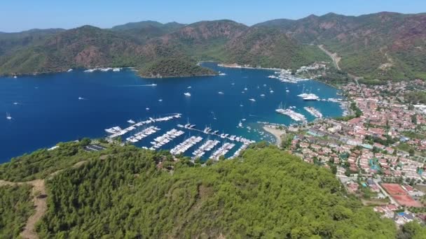 Pequenas Casas Cidade Bela Marina Barcos Turísticos Uma Enseada Cercada — Vídeo de Stock