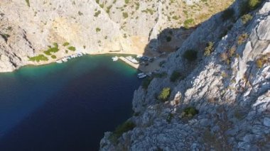 Parlak turkuaz deniz kıyısının havadan temiz kayalıkları. Sahil kıyısı, dik kayalık kayalık uçurum, sahil kıyısı, bozulmamış deniz kıyısı, deniz kıyısı, deniz kıyısı, deniz kıyısı, deniz kıyısı, el değmemiş dağ kıyısı.