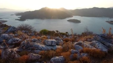 Deniz koyunda ve çalılarla kaplı adalarda takımadalar. Promontory Burnu yarımadası kıyı şeridi körfez körfezi kıyı sahili kıyı kıyısı kıyı kıyısı kıyı kıyısı kıyı kıyısı kıyı kıyısı okyanus kıyısında sivri deniz kenarı çalı deniz çalı çalı çalı çalı çalı çalı çalı çalısı