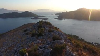 Deniz koyunda ve çalılarla kaplı adalarda takımadalar. Promontory Burnu yarımadası kıyı şeridi körfez körfezi kıyı sahili kıyı kıyısı kıyı kıyısı kıyı kıyısı kıyı kıyısı kıyı kıyısı okyanus kıyısında sivri deniz kenarı çalı deniz çalı çalı çalı çalı çalı çalı çalı çalısı