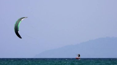 Kiteboard uçurtmaları ve uçurtma sörfçüleri su üzerinden uçurtmalarla çekilirler. Kiteboardcular uçurtmacılar, plaj uçurtmacıları, uçurtmacılar, deniz sporları rüzgar sörfü rüzgarları, folyo, tatilciler, tatilciler, tatilciler, deniz sörfçüleri, deniz sörfçüleri, deniz sörfçüleri...