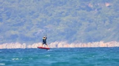 Kiteboard uçurtmaları ve uçurtma sörfçüleri su üzerinden uçurtmalarla çekilirler. Kiteboardcular uçurtmacılar, plaj uçurtmacıları, uçurtmacılar, deniz sporları rüzgar sörfü rüzgarları, folyo, tatilciler, tatilciler, tatilciler, deniz sörfçüleri, deniz sörfçüleri, deniz sörfçüleri...
