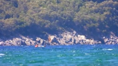 Kiteboard uçurtmaları ve uçurtma sörfçüleri su üzerinden uçurtmalarla çekilirler. Kiteboardcular uçurtmacılar, plaj uçurtmacıları, uçurtmacılar, deniz sporları rüzgar sörfü rüzgarları, folyo, tatilciler, tatilciler, tatilciler, deniz sörfçüleri, deniz sörfçüleri, deniz sörfçüleri...