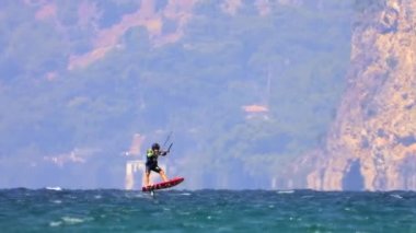 Kiteboard uçurtmaları ve uçurtma sörfçüleri su üzerinden uçurtmalarla çekilirler. Kiteboardcular uçurtmacılar, plaj uçurtmacıları, uçurtmacılar, deniz sporları rüzgar sörfü rüzgarları, folyo, tatilciler, tatilciler, tatilciler, deniz sörfçüleri, deniz sörfçüleri, deniz sörfçüleri...