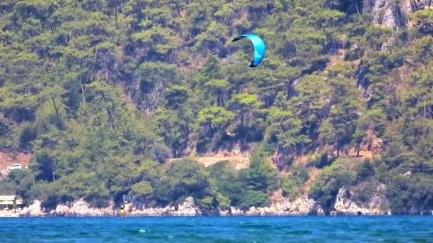 Kiteboarding Kitesurfing Kiter Kiteboarder Tažen Přes Vodu Pomocí Power Kite — Stock video