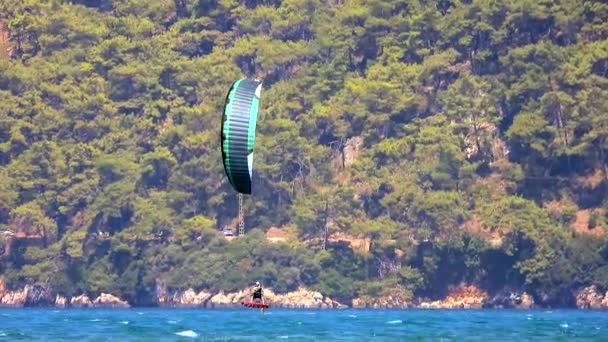 Kiteboardåkning Kitesurfing Kiter Och Kiteboarder Dras Över Vatten Power Kite — Stockvideo