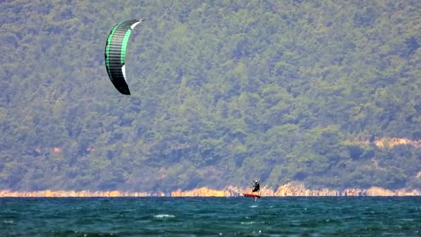 Kiteboarding Kitesurfing Kiter Kiteboarder Tažen Přes Vodu Pomocí Power Kite — Stock video