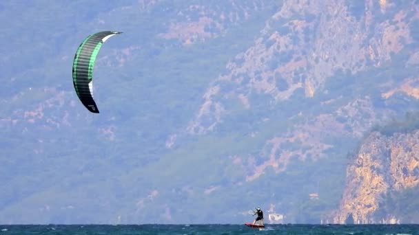 Kiteboarden Kitesurfen Kiter Kiteboarder Wordt Getrokken Het Water Door Macht — Stockvideo