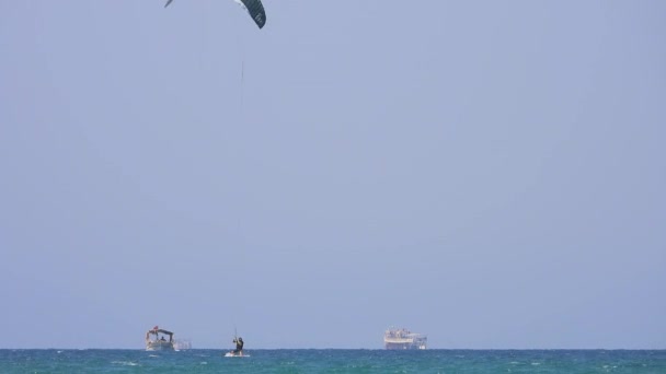 Kiteboarding Kitesurf Kiter Kiteboarder Tirado Través Del Agua Por Poder — Vídeo de stock