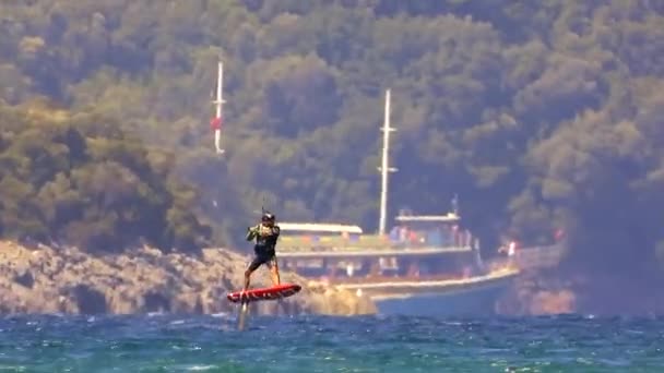Kiteboarden Kitesurfen Kiter Kiteboarder Wordt Getrokken Het Water Door Macht — Stockvideo