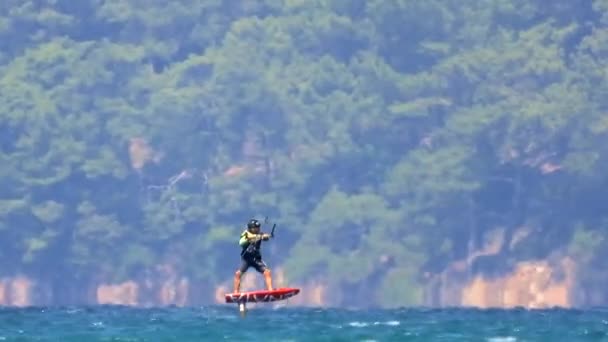 Kiteboarding Kitesurf Kiter Kiteboarder Tirado Través Del Agua Por Poder — Vídeo de stock