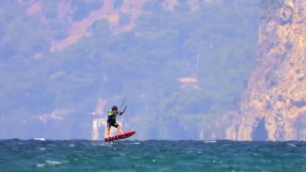 Kiteboardåkning Kitesurfing Kiter Och Kiteboarder Dras Över Vatten Power Kite — Stockvideo