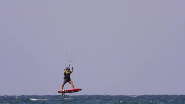 Kiteboarding Kitesurf Kiter Kiteboarder Puxado Através Água Pelo Poder Kite — Vídeo de Stock