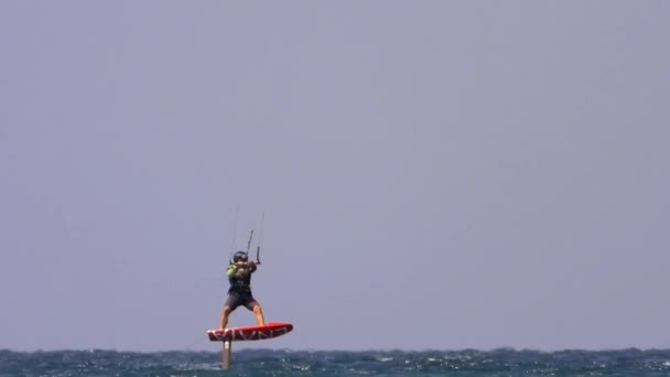 Kiteboardozás Kitesurfing Kiter Kiteboarder Húzzák Vizet Hatalom Sárkány Kiteboarders Kiteboard — Stock videók