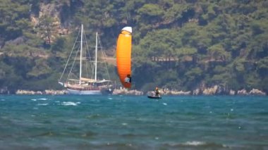 Kiteboard uçurtmaları ve uçurtma sörfçüleri su üzerinden uçurtmalarla çekilirler. Kiteboardcular uçurtmacılar, plaj uçurtmacıları, uçurtmacılar, deniz sporları rüzgar sörfü rüzgarları, folyo, tatilciler, tatilciler, tatilciler, deniz sörfçüleri, deniz sörfçüleri, deniz sörfçüleri...
