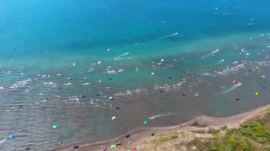 Kiteboard uçurtma ve uçurtma sörfçüleri su üzerinden uçurtma sörfçüleri ile çekilirler. Kiteboardcular uçurtma sörfçüleri, sahil uçurtmacıları, rüzgar sörfçüleri, rüzgar sörfçüleri, folyo folyo, tatilciler, deniz aracı 4K