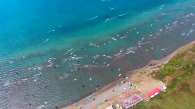 Kiteboard uçurtma ve uçurtma sörfçüleri su üzerinden uçurtma sörfçüleri ile çekilirler. Kiteboardcular uçurtma sörfçüleri, sahil uçurtmacıları, rüzgar sörfçüleri, rüzgar sörfçüleri, folyo folyo, tatilciler, deniz aracı 4K