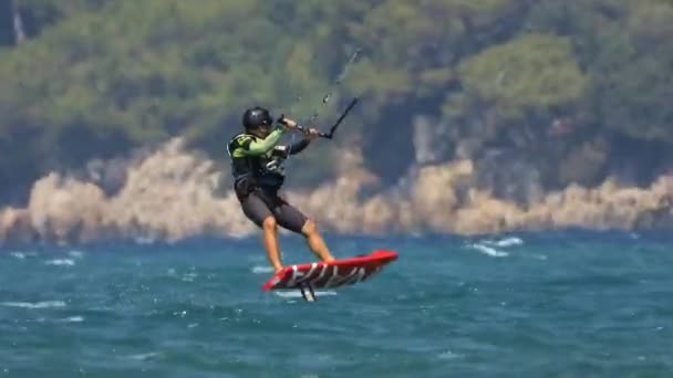 Kiteboardåkning Kitesurfing Kiter Och Kiteboarder Dras Över Vatten Power Kite — Stockvideo