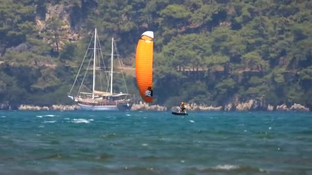 Kiteboarding Kitesurf Kiter Kiteboarder Puxado Através Água Pelo Poder Kite — Vídeo de Stock