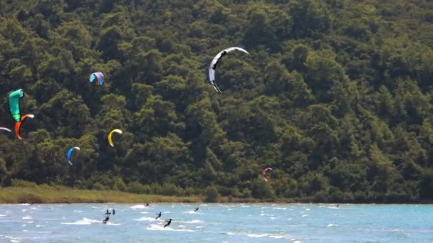 Kiteboarding Kitesurf Kiter Kiteboarder Puxado Através Água Pelo Poder Kite — Vídeo de Stock