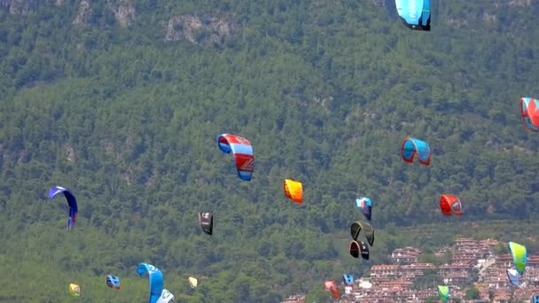 Kiteboarding Kitesurf Kiter Kiteboarder Puxado Através Água Pelo Poder Kite — Vídeo de Stock