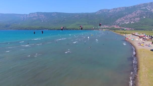 Kiteboardozás Kitesurfing Kiter Kiteboarder Húzzák Vizet Hatalom Sárkány Kiteboarders Kiteboard — Stock videók