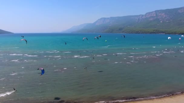 Kiteboardåkning Kitesurfing Kiter Och Kiteboarder Dras Över Vatten Power Kite — Stockvideo