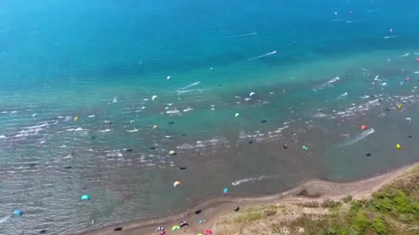 Kiteboarding Kitesurf Kiter Kiteboarder Puxado Através Água Pelo Poder Kite — Vídeo de Stock