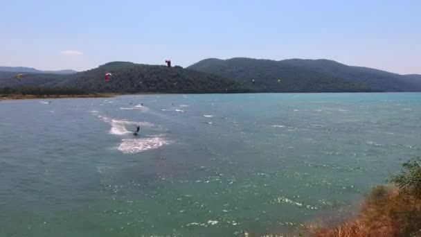 Kiteboarding Kitesurf Kiter Kiteboarder Tirado Través Del Agua Por Poder — Vídeos de Stock