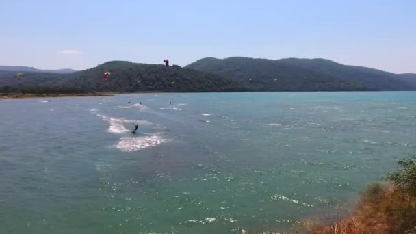 Kiteboarding Kitesurf Kiter Kiteboarder Tirado Través Del Agua Por Poder — Vídeo de stock