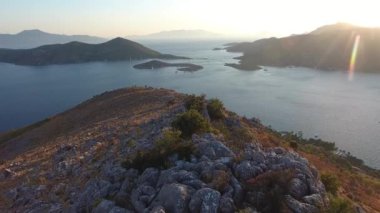 Deniz koyunda ve çalılarla kaplı adalarda takımadalar. Promontory Burnu yarımadası kıyı şeridi körfez körfezi kıyı sahili kıyı kıyısı kıyı kıyısı kıyı kıyısı kıyı kıyısı kıyı kıyısı okyanus kıyısında sivri deniz kenarı çalı deniz çalı çalı çalı çalı çalı çalı çalı çalısı