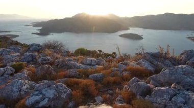 Deniz koyunda ve çalılarla kaplı adalarda takımadalar. Promontory Burnu yarımadası kıyı şeridi körfez körfezi kıyı sahili kıyı kıyısı kıyı kıyısı kıyı kıyısı kıyı kıyısı kıyı kıyısı okyanus kıyısında sivri deniz kenarı çalı deniz çalı çalı çalı çalı çalı çalı çalı çalısı