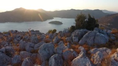 Deniz koyunda ve çalılarla kaplı adalarda takımadalar. Promontory Burnu yarımadası kıyı şeridi körfez körfezi kıyı sahili kıyı kıyısı kıyı kıyısı kıyı kıyısı kıyı kıyısı kıyı kıyısı okyanus kıyısında sivri deniz kenarı çalı deniz çalı çalı çalı çalı çalı çalı çalı çalısı