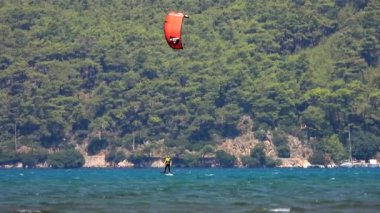 Kiteboard uçurtmaları ve uçurtma sörfçüleri su üzerinden uçurtmalarla çekilirler. Kiteboardcular uçurtmacılar, plaj uçurtmacıları, uçurtmacılar, deniz sporları rüzgar sörfü rüzgarları, folyo, tatilciler, tatilciler, tatilciler, deniz sörfçüleri, deniz sörfçüleri, deniz sörfçüleri...