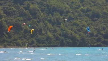 Kiteboard uçurtmaları ve uçurtma sörfçüleri su üzerinden uçurtmalarla çekilirler. Kiteboardcular uçurtmacılar, plaj uçurtmacıları, uçurtmacılar, deniz sporları rüzgar sörfü rüzgarları, folyo, tatilciler, tatilciler, tatilciler, deniz sörfçüleri, deniz sörfçüleri, deniz sörfçüleri...