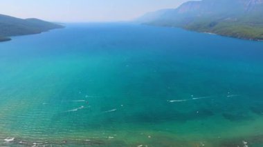 Kiteboard uçurtma ve uçurtma sörfçüleri su üzerinden uçurtma sörfçüleri ile çekilirler. Kiteboardcular uçurtma sörfçüleri, sahil uçurtmacıları, rüzgar sörfçüleri, rüzgar sörfçüleri, folyo folyo, tatilciler, deniz aracı 4K