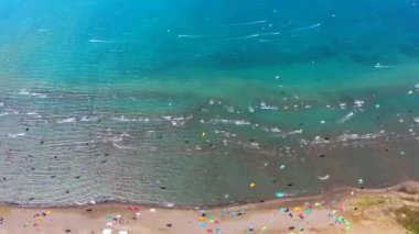 Kiteboard uçurtma ve uçurtma sörfçüleri su üzerinden uçurtma sörfçüleri ile çekilirler. Kiteboardcular uçurtma sörfçüleri, sahil uçurtmacıları, rüzgar sörfçüleri, rüzgar sörfçüleri, folyo folyo, tatilciler, deniz aracı 4K