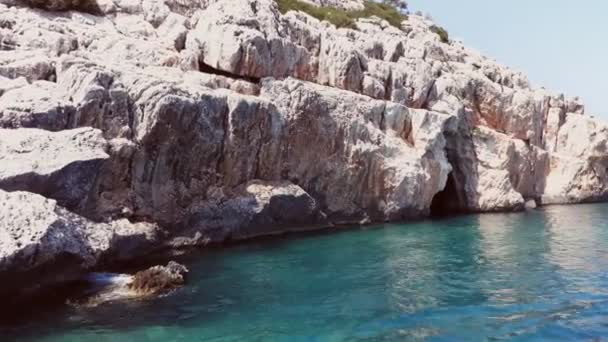 Naturlig Och Verklig Havsgrotta Den Klippiga Kusten Litterär Grotta Grotta — Stockvideo