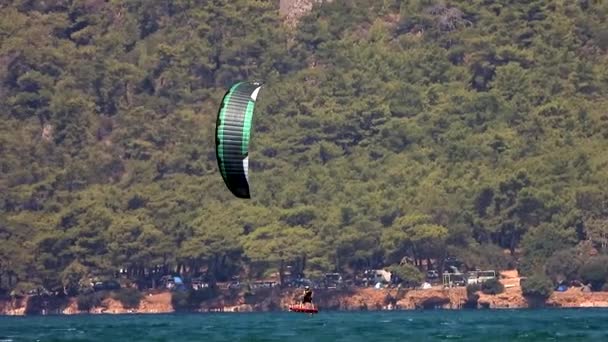 Kiteboarding Kitesurfing Kiter Kiteboarder Тягнуться Воді Допомогою Силового Kite Kiteboarders — стокове відео